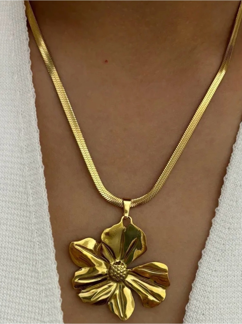 Women’s Flower Pendant Necklace – 18K Gold-Plated Stainless Steel